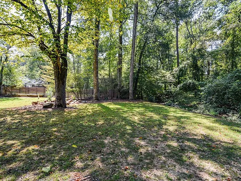 2210 Spalding Dr — Photo 10