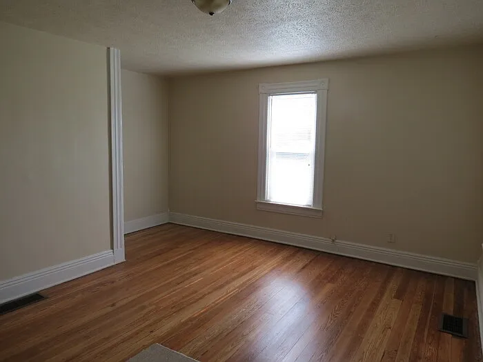 3 bed, 1.5 bath, 1600 sqft, $1,600 — Photo 3