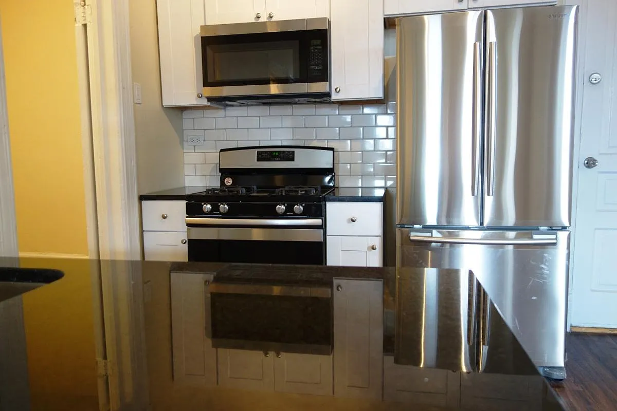 Building Photo - 1651 W 19th St #2R