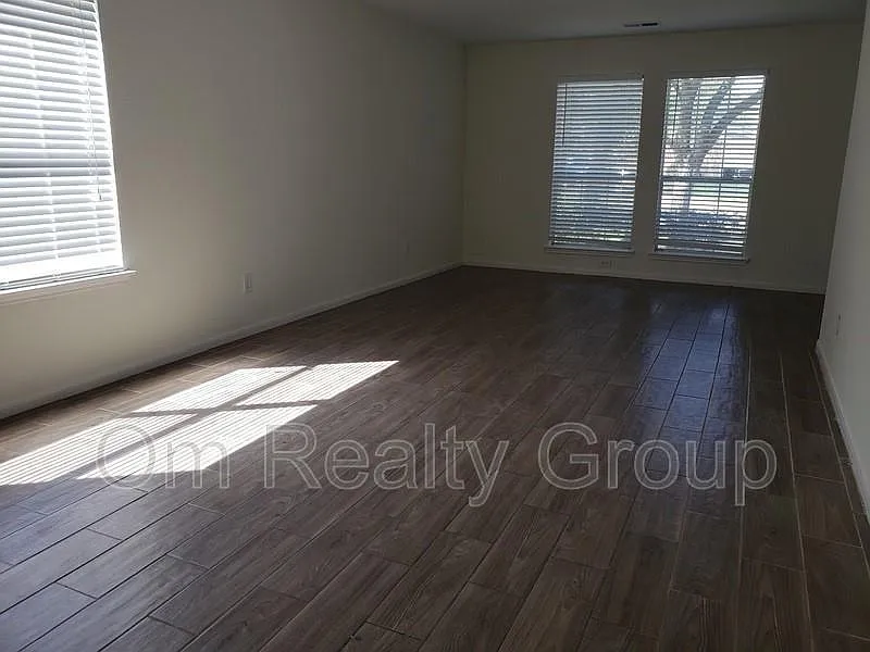 4 bed, 2.5 bath, 2738 sqft, $1,950 — Photo 3