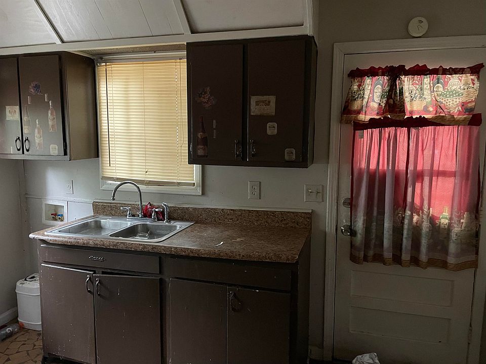 2nd image of 3363 Justine St