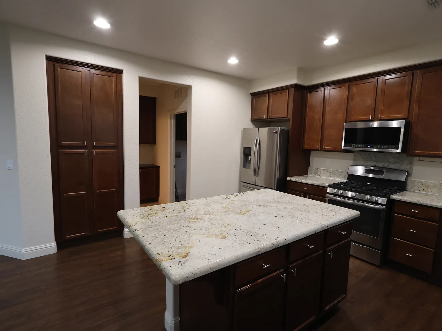 3 bed, 2.5 bath, 1715 sqft, $4,800 — Photo 4