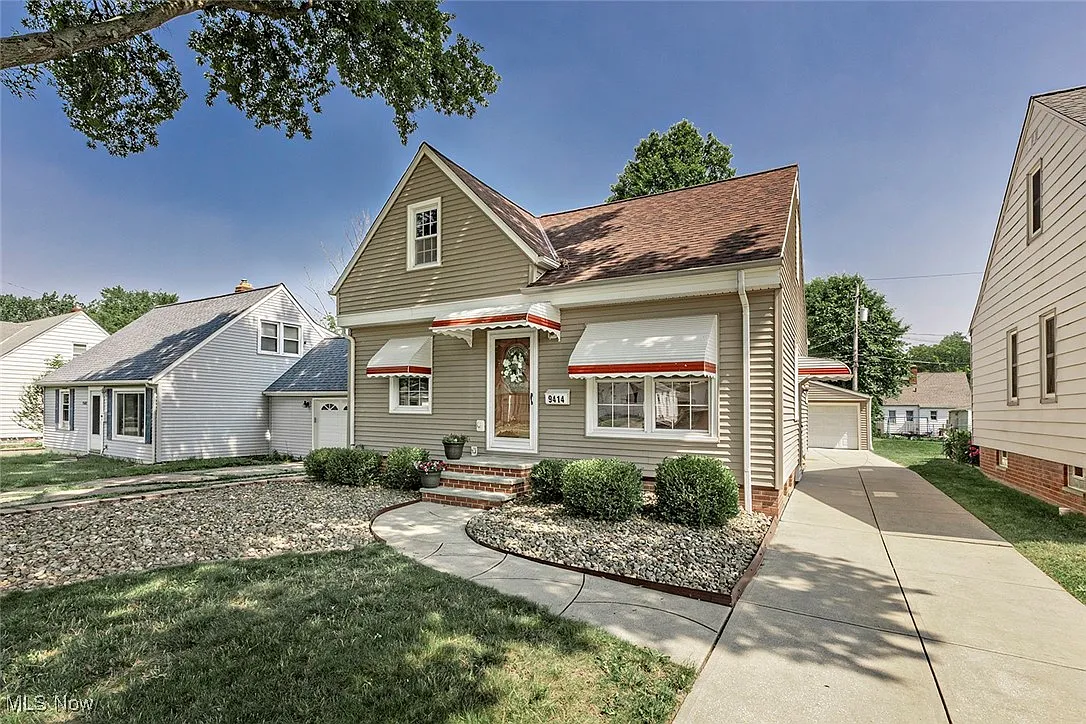 9414 Pinegrove Ave photo 1