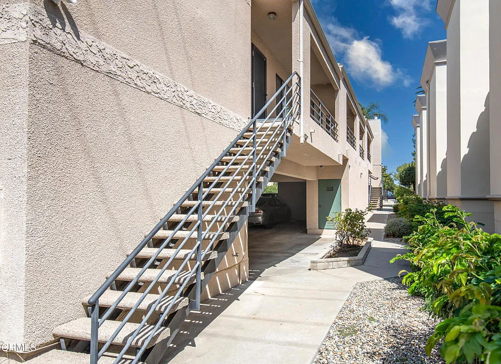 2 bed, 2.0 bath, 1000 sqft, $3,150 — Photo 2