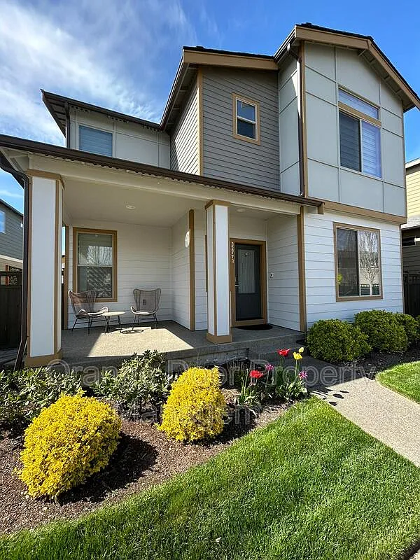 4 bed, 2.5 bath, 2500 sqft, $3,500 — Photo 1