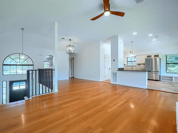 4th image of 524 Woodlake Dr