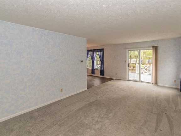 4th image of 4443 Connaught East Dr