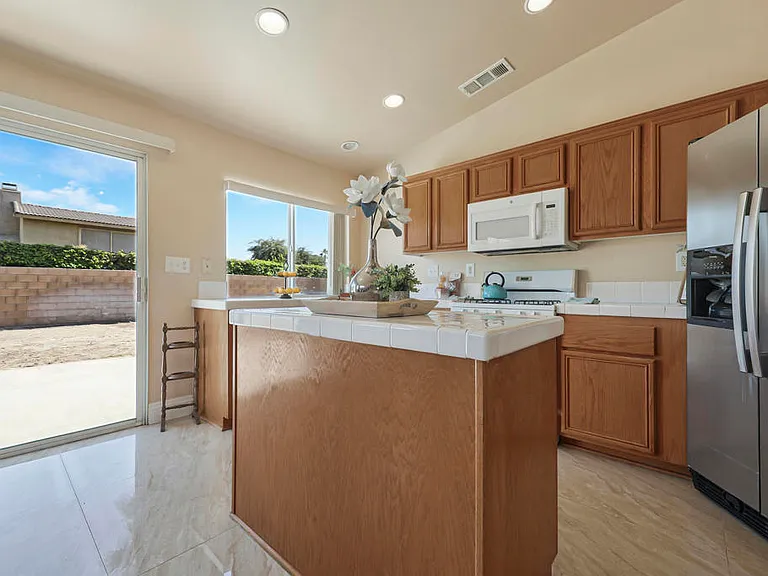 45930 Las Colinas — Photo 19