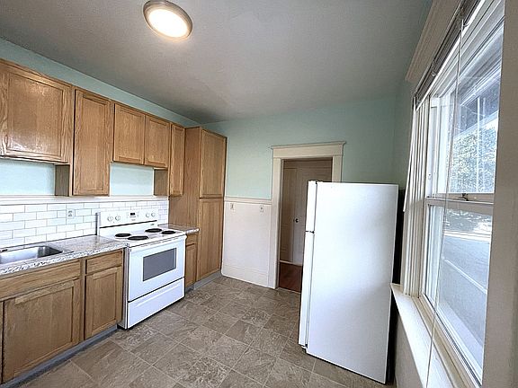 4th image of 4922-4930 N Albina Ave