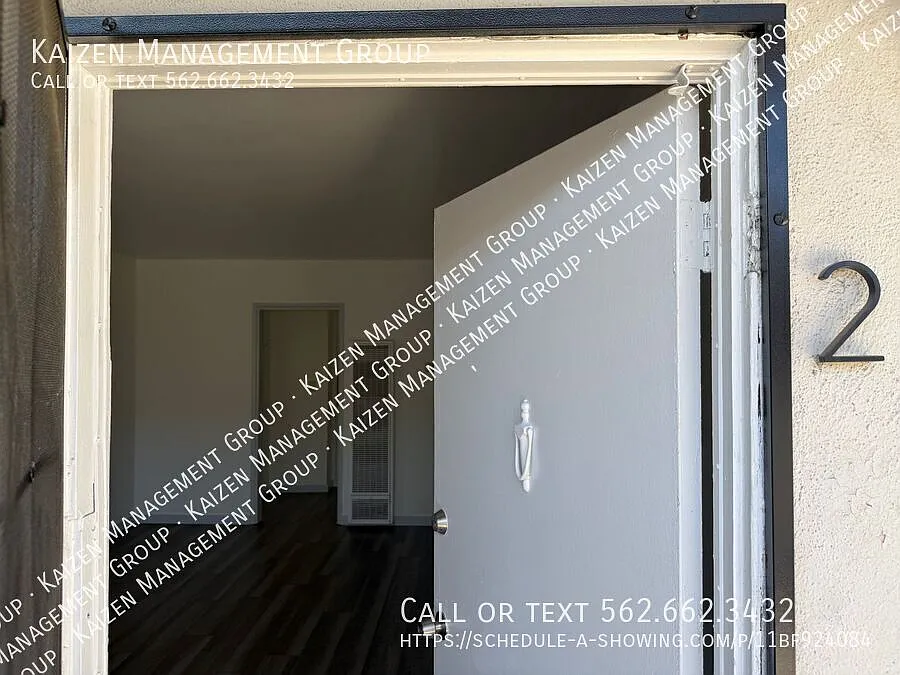 Spacious One Bedroom with Hardwood floors & Parking available — Photo 2