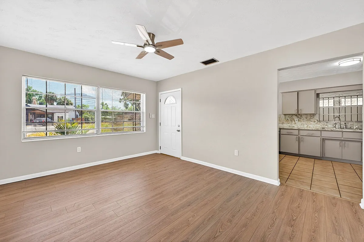 Building Photo - 3707 W Gray St #1