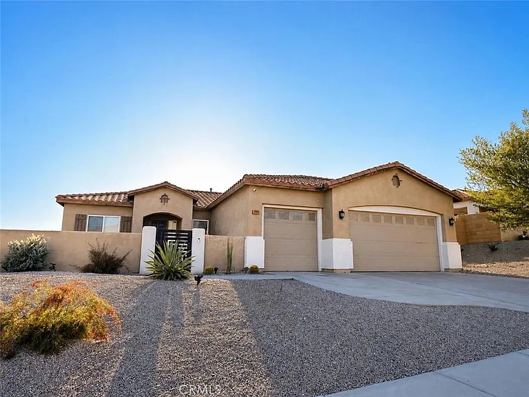 11495 Foxdale Dr — Photo 2