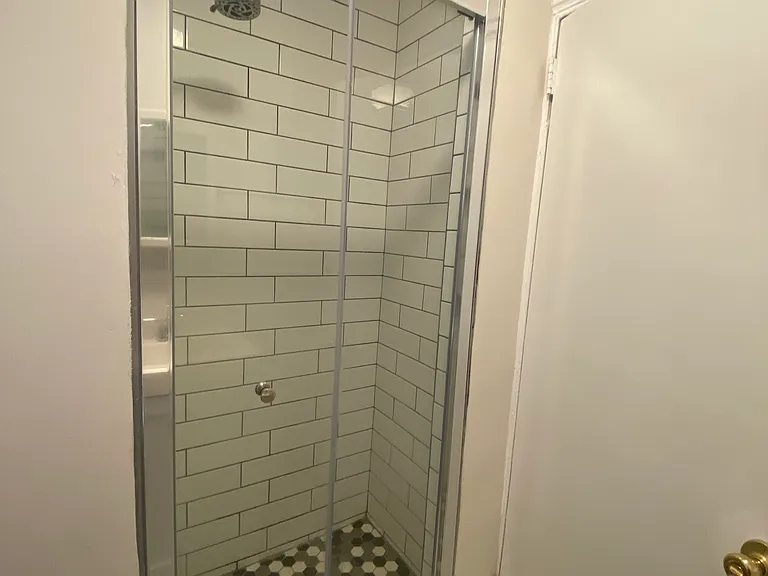 2047 Christian St #2R — Photo 8