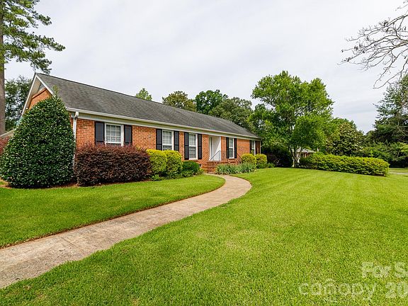 5th image of 2057 Hempstead Rd