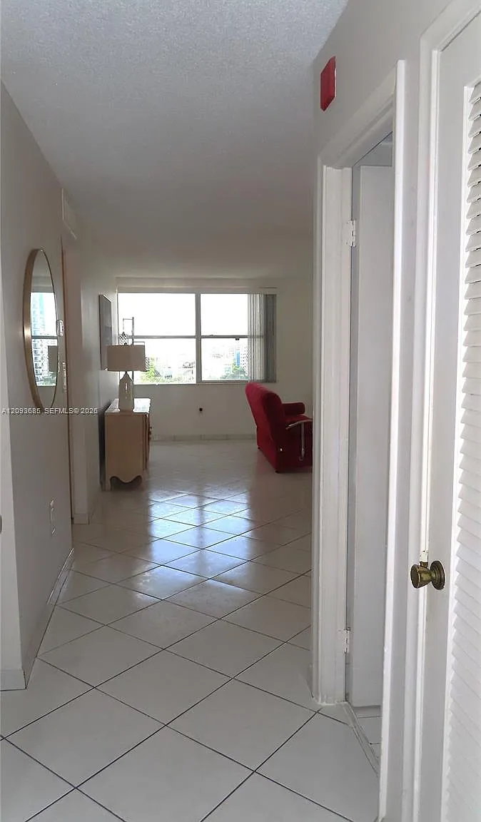 Royal Embassy Condo — Photo 3