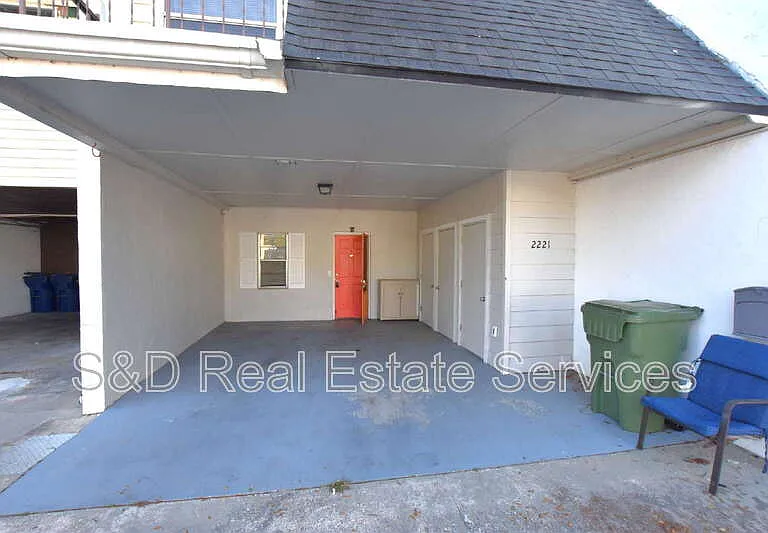2221 9th St SE — Photo 1
