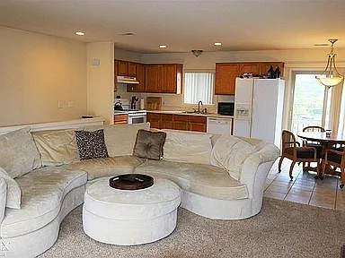 2 bed, 1000 sqft, $1,350 — Photo 2