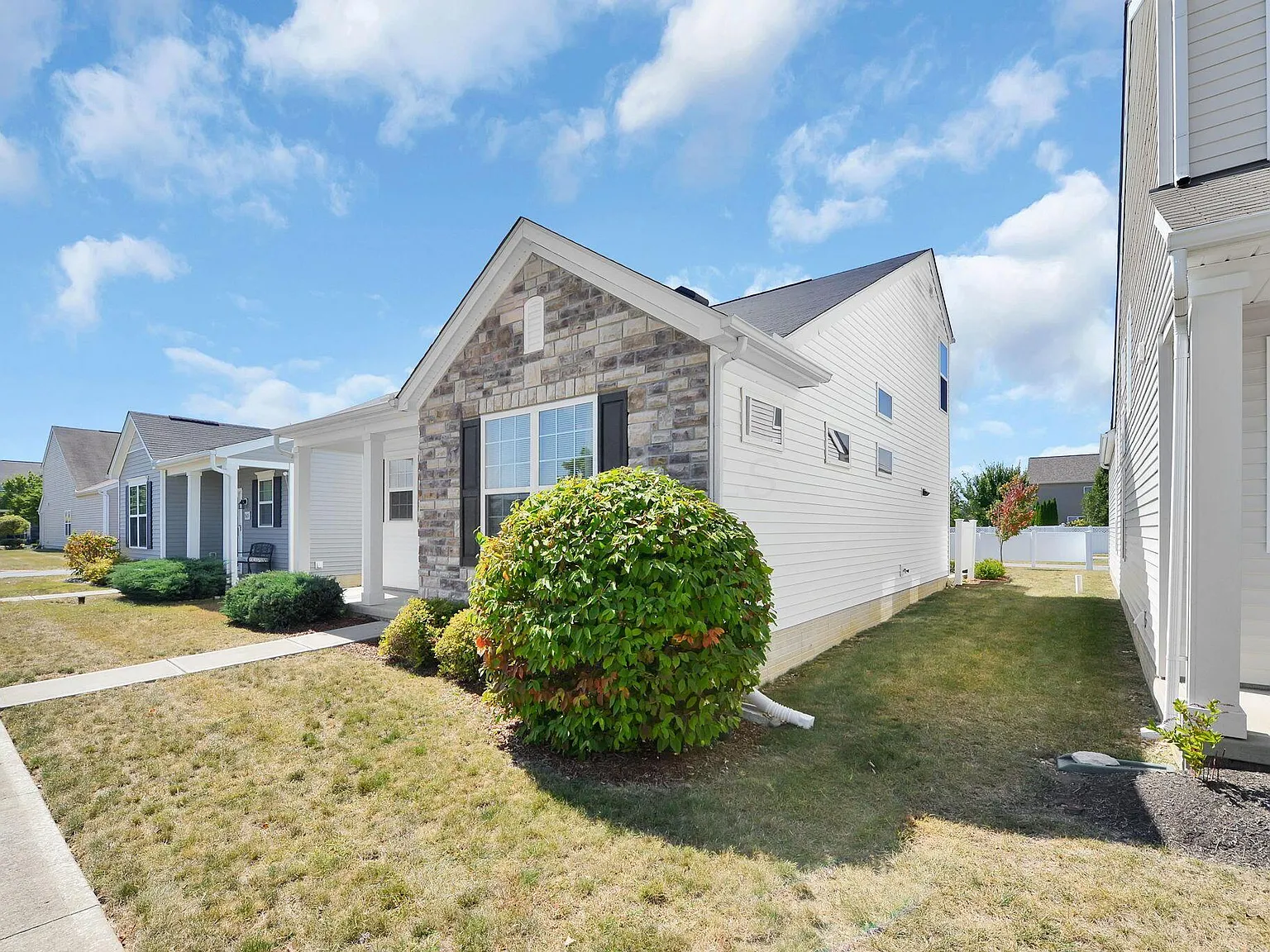 2 bed, 2.5 bath, 1372 sqft, $2,400 — Photo 3