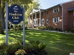 10 Captains Dr, West Babylon, NY 11704