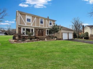 20 Nina Ct, Somerset, NJ 08873