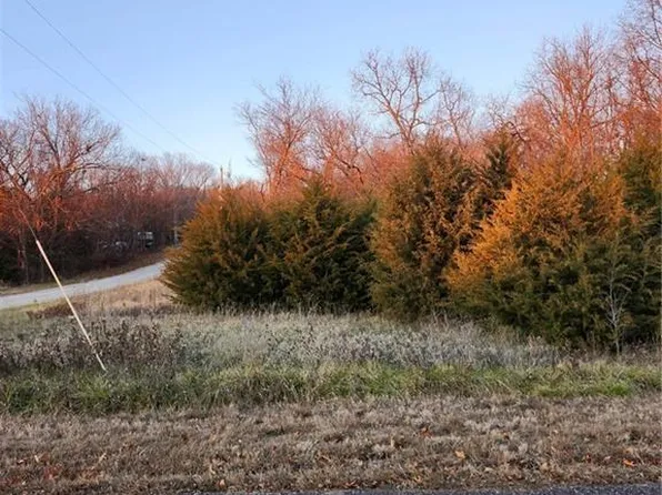 109 Holiday Dr, Linn Valley, KS 66040