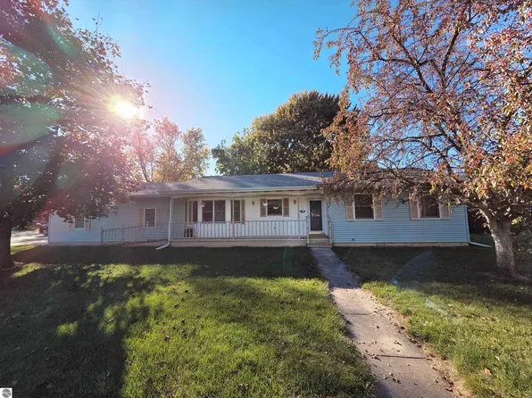 239 E Summit St, Breckenridge, MI 48615