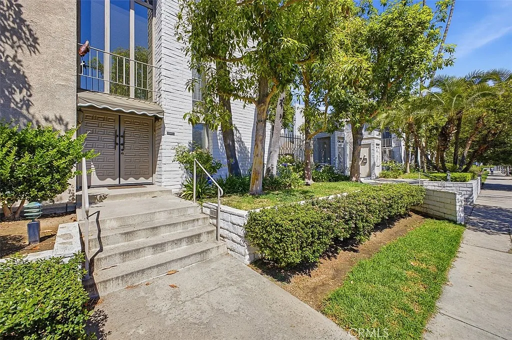 3 bed, 2448 sqft, $5,500 — Photo 2