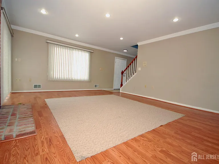 96 Brewster Cir — Photo 3