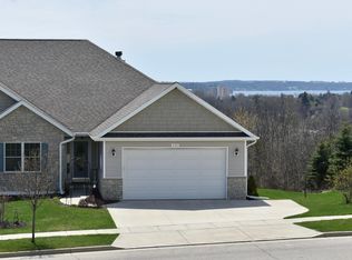 440 S Stone Ridge Dr, Lake Geneva, WI 53147