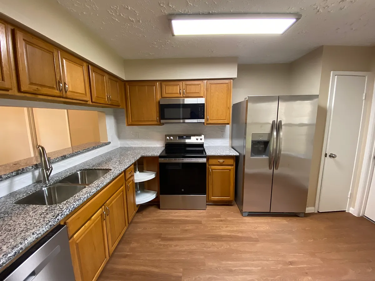 Kitchen with brand new appliances, granite countertops and backsplash - 21023 Verdecove Ln