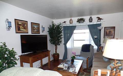 4th image of 214 SE Oak Hill St