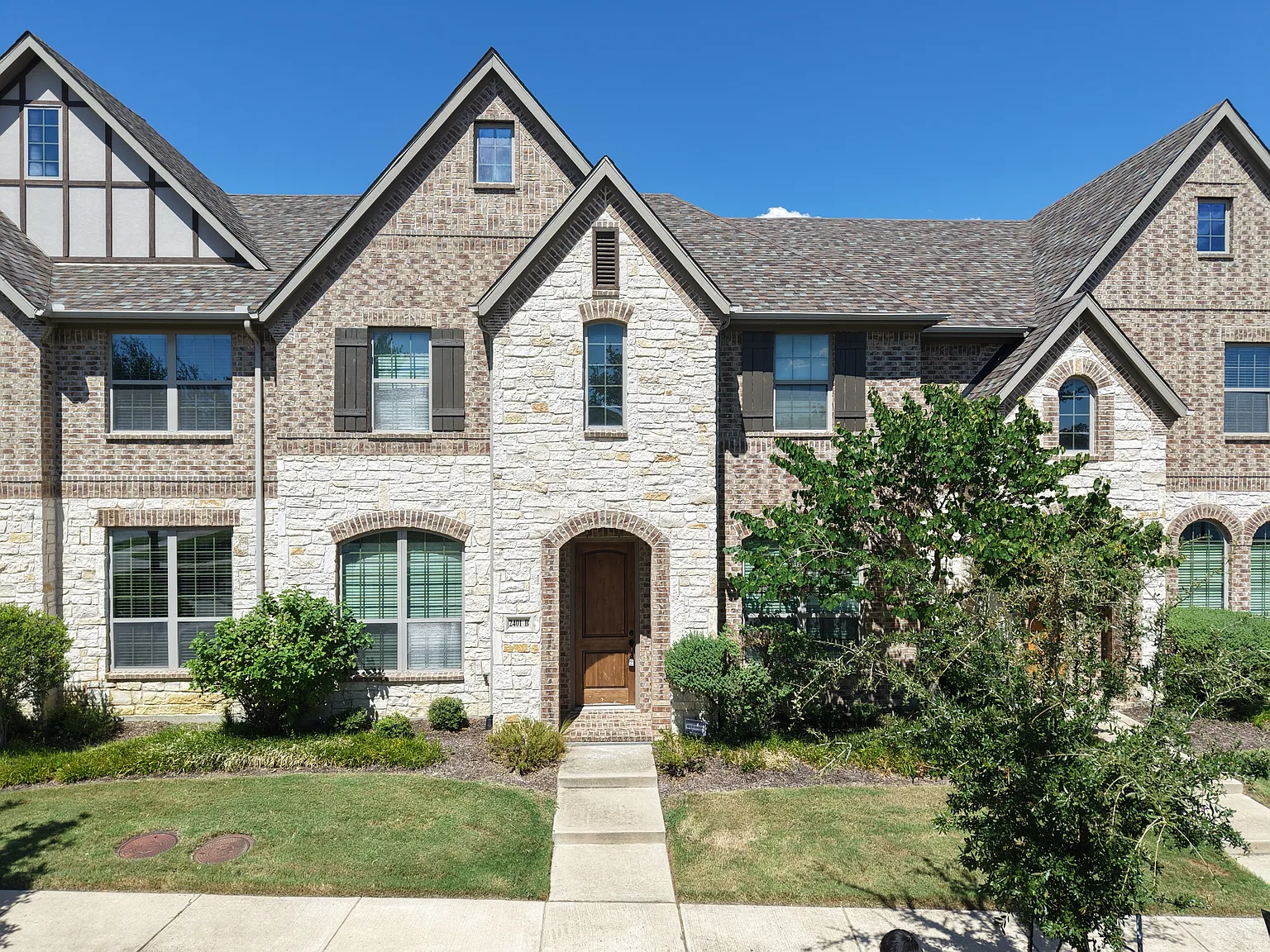 3 bed, 2.5 bath, 2070 sqft, $2,880 — Photo 1