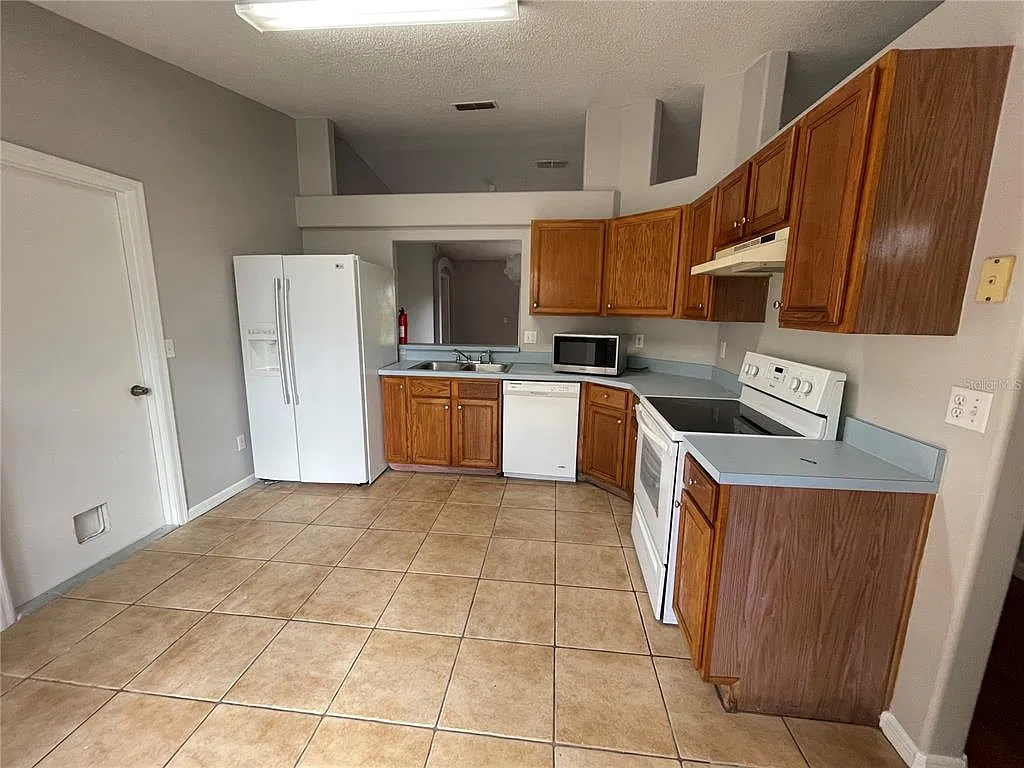3 bed, 2.0 bath, 1217 sqft, $2,095 — Photo 2