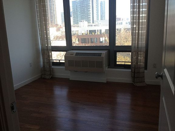 5th image of 5-49 Borden Ave #7K