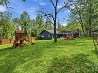 127 Erkwood Dr, Hendersonville, NC 28739