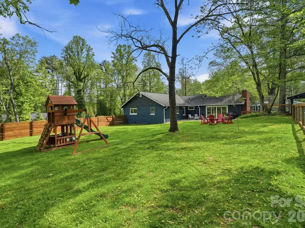 127 Erkwood Dr, Hendersonville, NC 28739