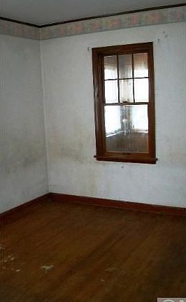 4th image of 999 Margaret St