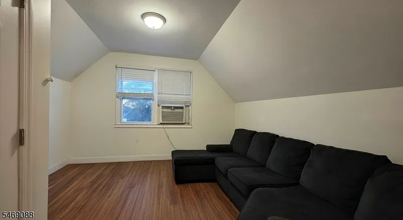 2 bed, 1.0 bath, 900 sqft, $2,200 — Photo 2