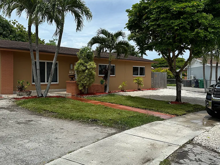 9591 SW 9th Ter — Photo 1