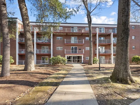 65 Greentree Ln APT 33, Weymouth, MA 02190