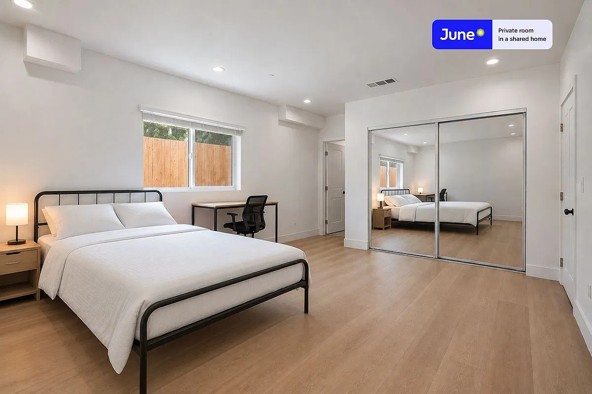 Queen bedroom in 3 bed/2 bath home in Hollywood #1858 A — Photo 1