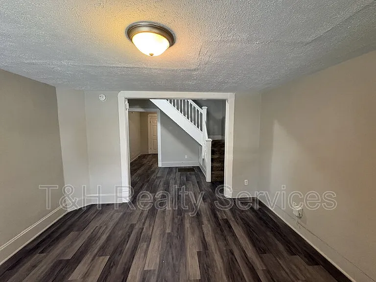 2116 Woodlawn Ave — Photo 3
