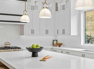 407 E Patterson Blvd SW, Calgary, AB T3H3N6