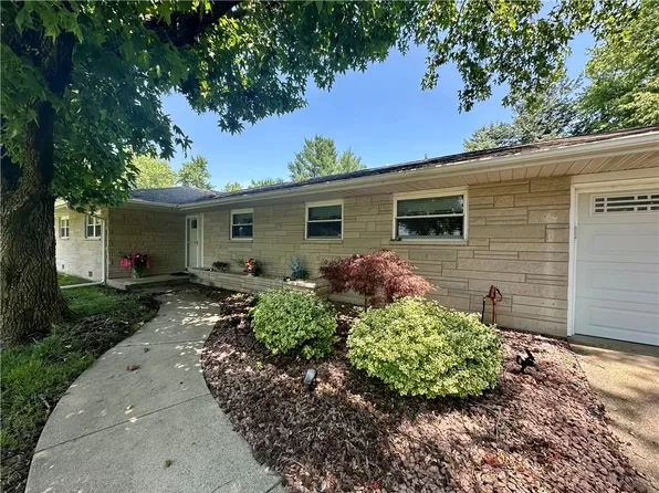 1712 Southdale Dr, Mattoon, IL 61938