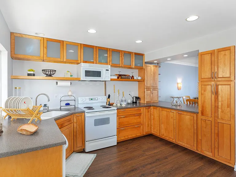 1826 Eastwood Ln — Photo 3