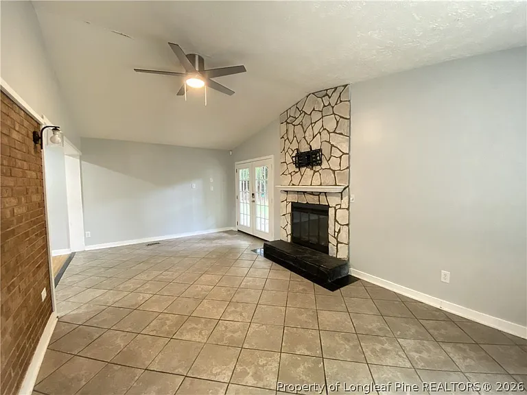 290 Lemont Dr — Photo 10