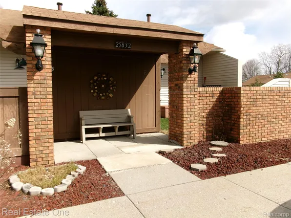25832 Lexington Dr #6, South Lyon, MI 48178