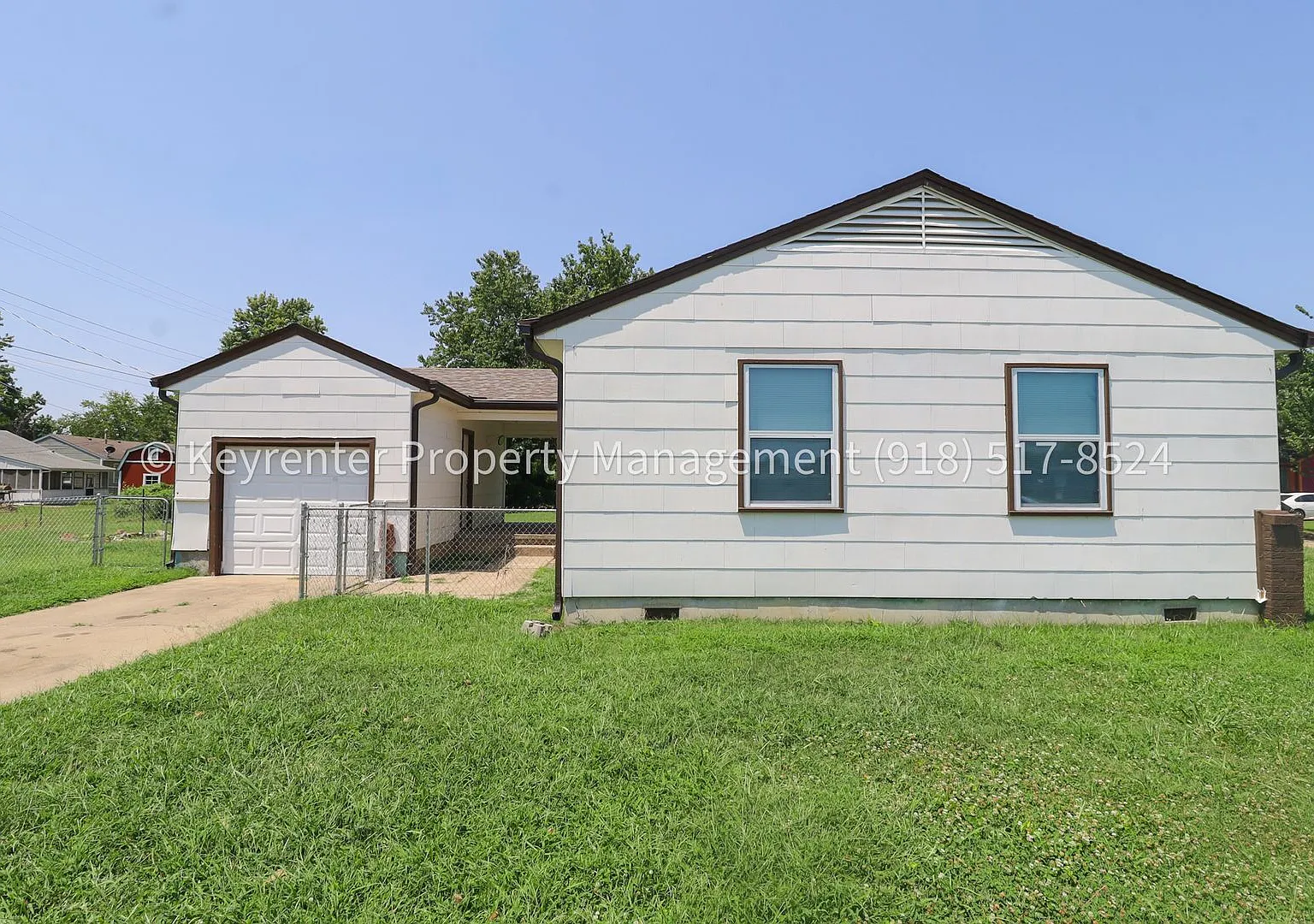 Beautifully Done 3 Bedroom House! Available for Immediate Move in! — Photo 4
