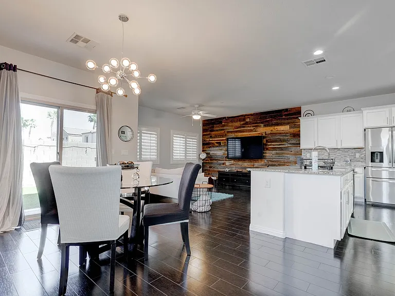 48 Jasmine Point St — Photo 2