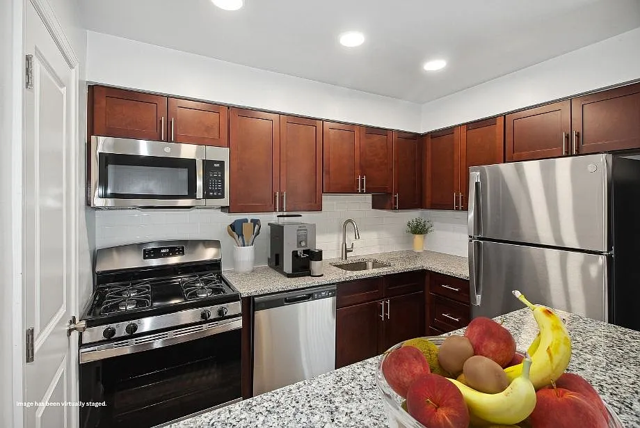 Hampton Manor Apartments & Townhomes — Photo 2
